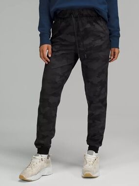 Lululemon Stretch High-Rise Jogger Full Length in Camo Deep Coal Multi (Size 2)